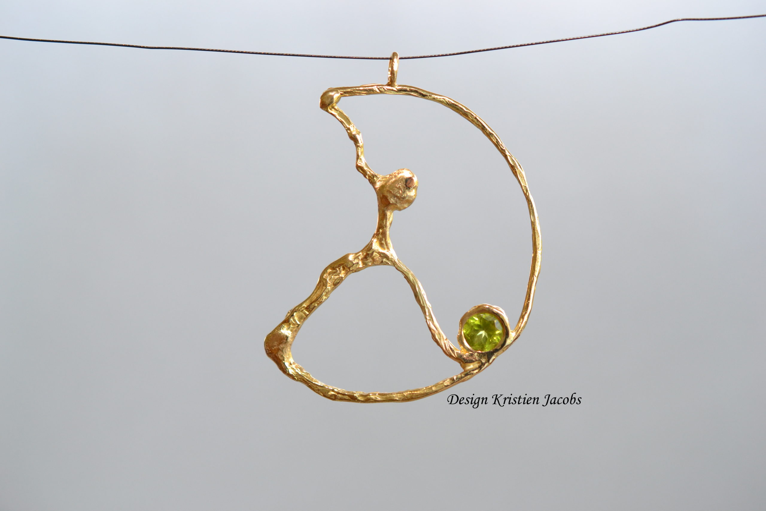Cirkel geel goud met Peridot, handgemaakt in eigen atelier te Mechelen naar ontwerp van Kristien Jacobs
