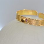 Armband geel goud met drie stenen: bruine diamant, witte briljant en roze saffier., Handmade, handgemaakte juwelen uit eigen atelier.